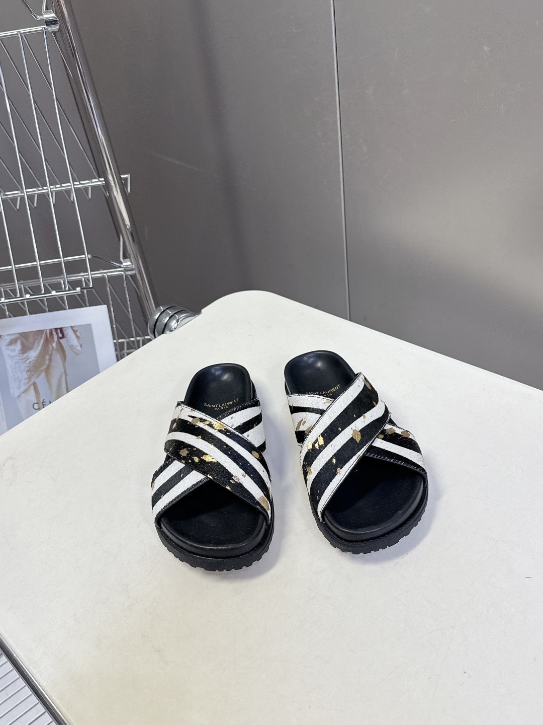 Saint Laurent 圣罗兰YSL最新款凉拖鞋 超多明星网红种草 简约的鞋型搭配大胆的动物纹印花和