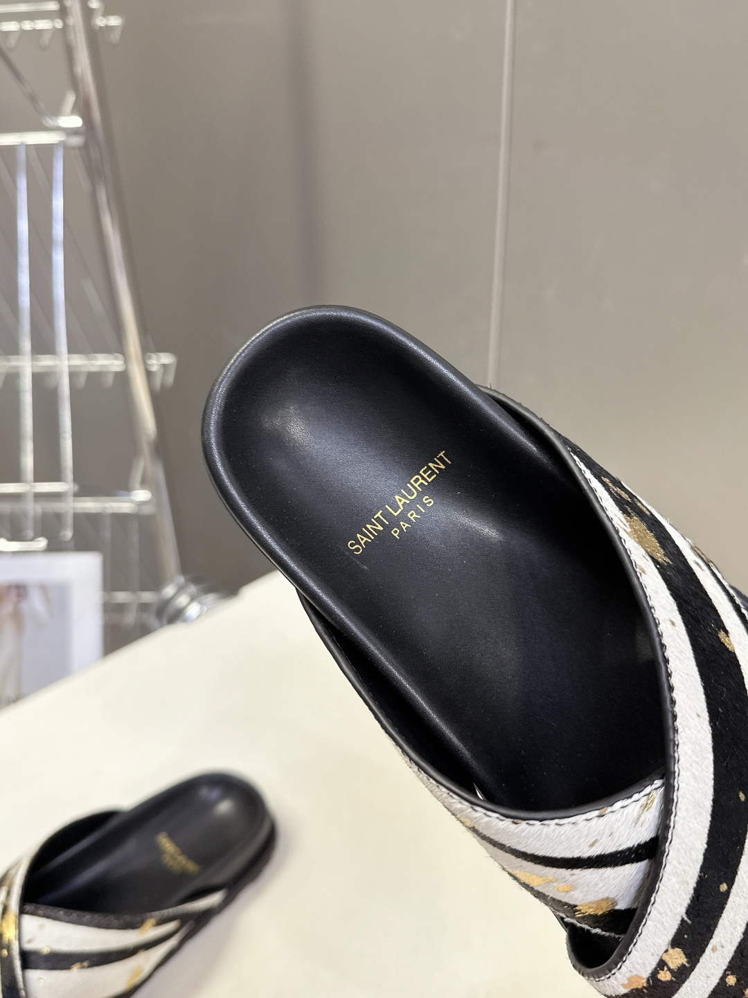 Saint Laurent 圣罗兰YSL最新款凉拖鞋 超多明星网红种草 简约的鞋型搭配大胆的动物纹印花和