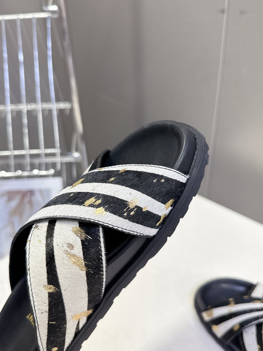 Saint Laurent 圣罗兰YSL最新款凉拖鞋 超多明星网红种草 简约的鞋型搭配大胆的动物纹印花和