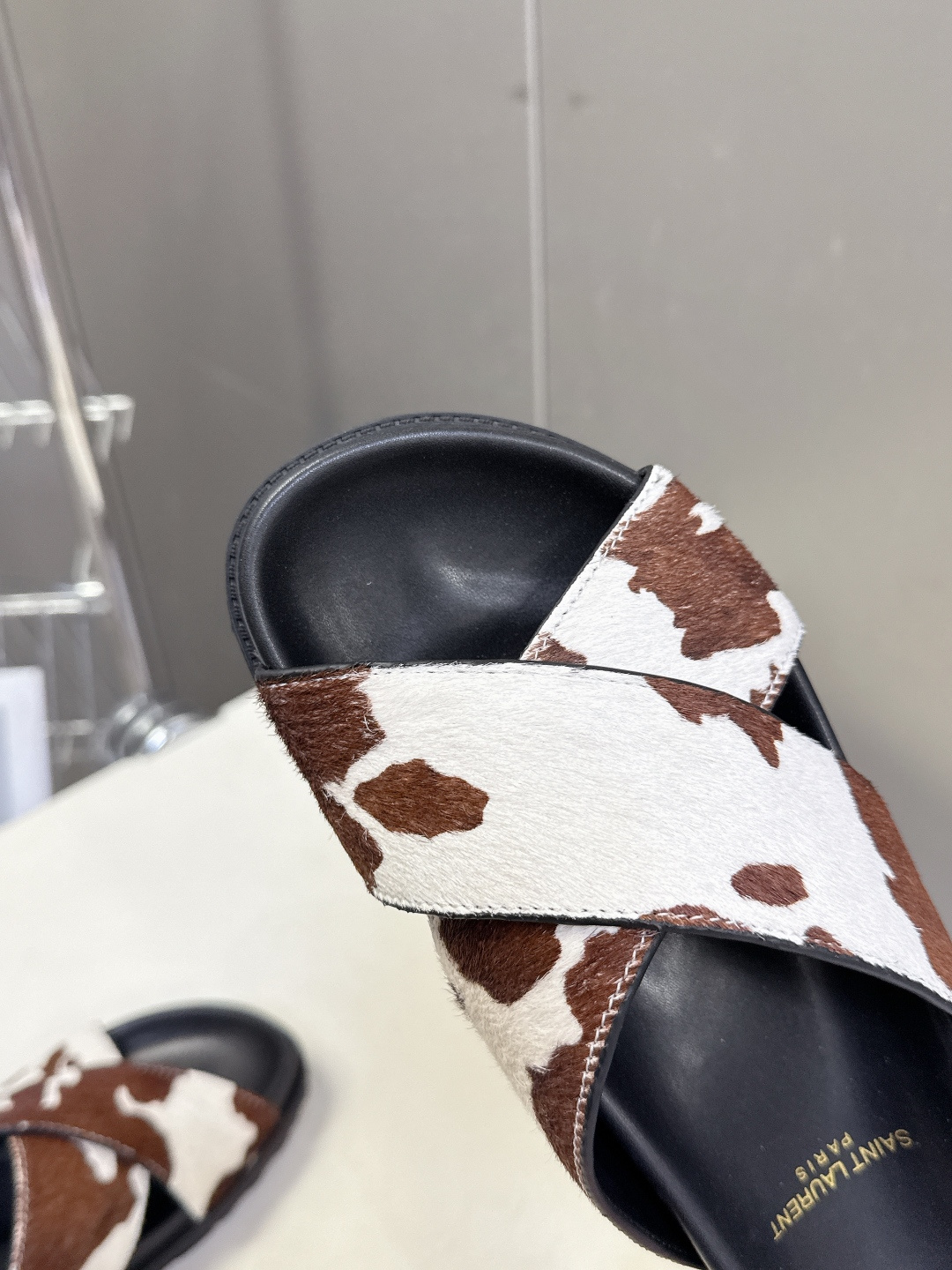 Saint Laurent 圣罗兰YSL最新款凉拖鞋 超多明星网红种草 简约的鞋型搭配大胆的动物纹印花和