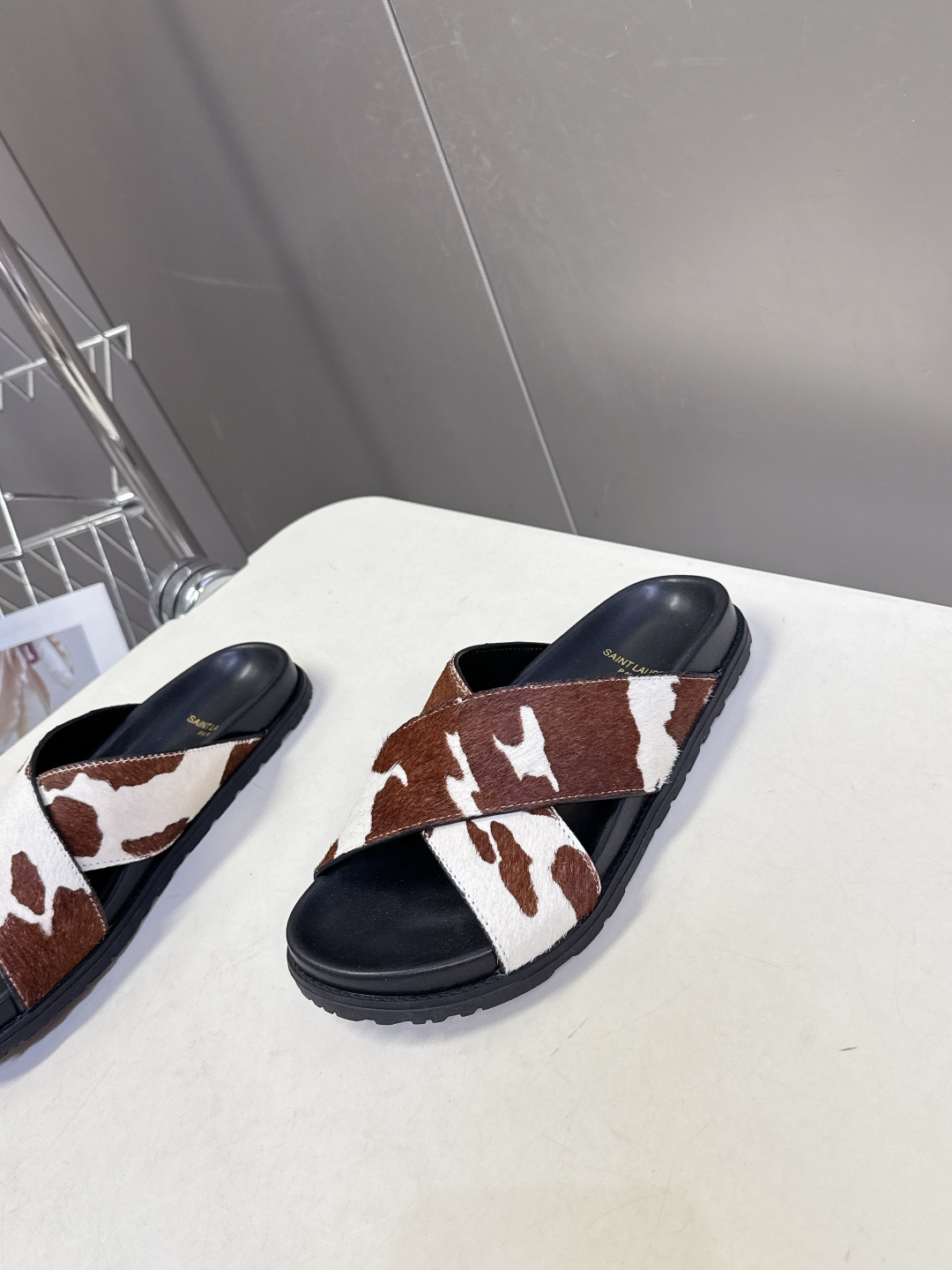 Saint Laurent 圣罗兰YSL最新款凉拖鞋 超多明星网红种草 简约的鞋型搭配大胆的动物纹印花和