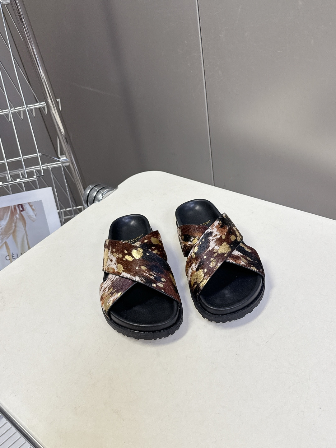 Saint Laurent 圣罗兰YSL最新款凉拖鞋 超多明星网红种草 简约的鞋型搭配大胆的动物纹印花和