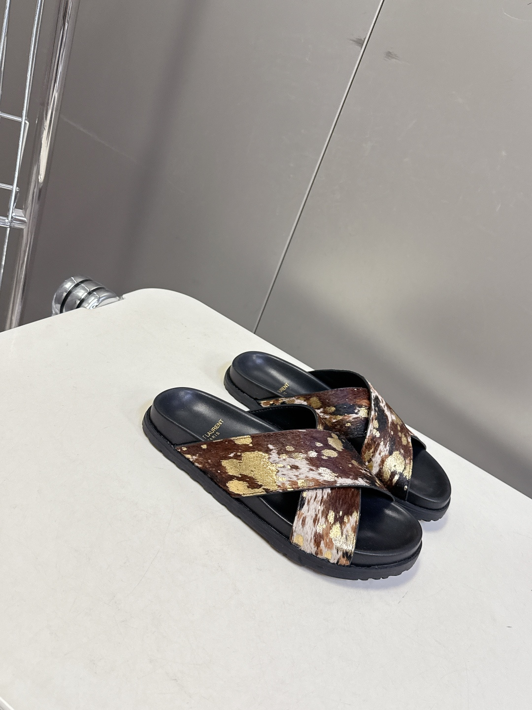 Saint Laurent 圣罗兰YSL最新款凉拖鞋 超多明星网红种草 简约的鞋型搭配大胆的动物纹印花和