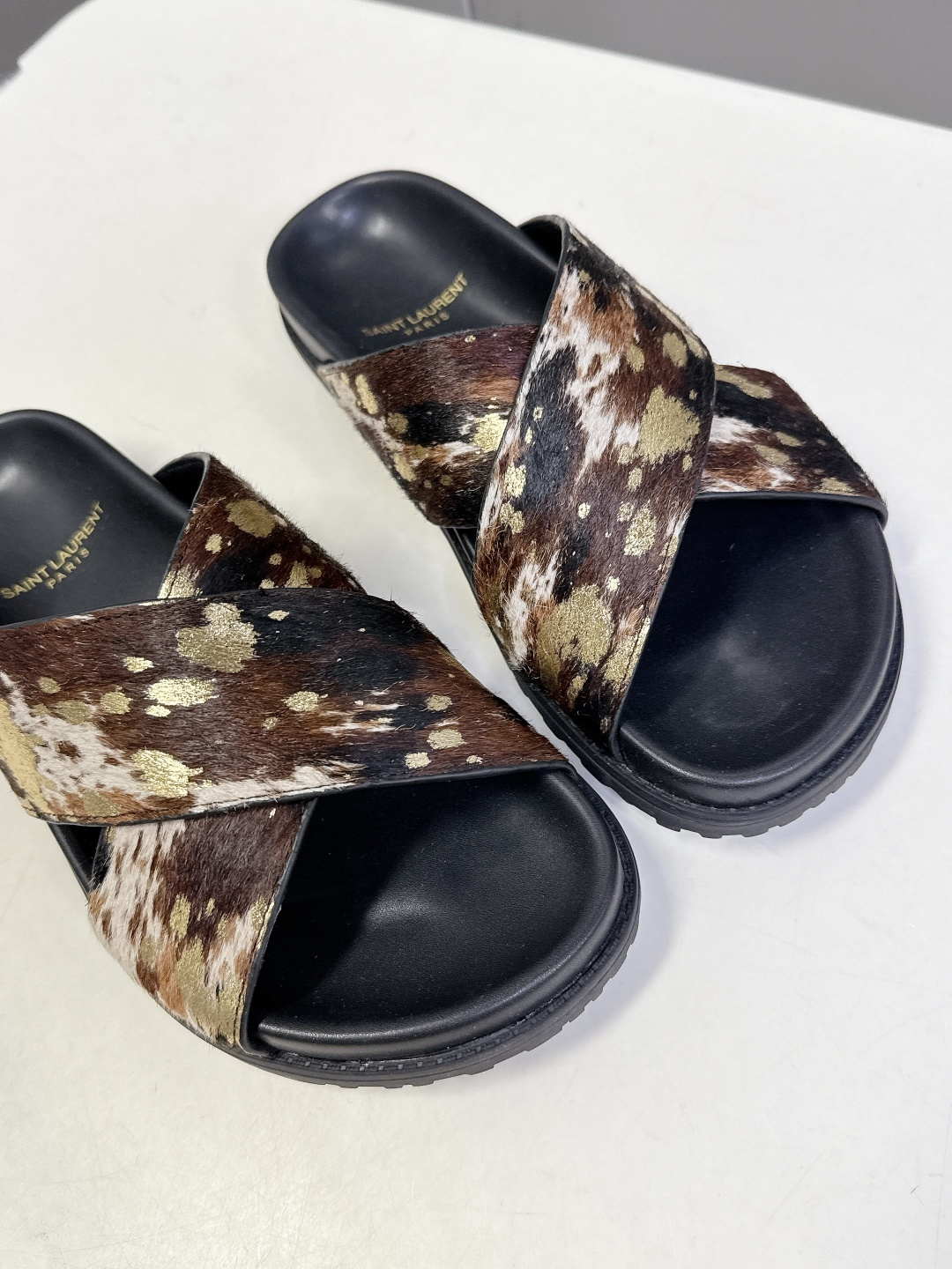 Saint Laurent 圣罗兰YSL最新款凉拖鞋 超多明星网红种草 简约的鞋型搭配大胆的动物纹印花和