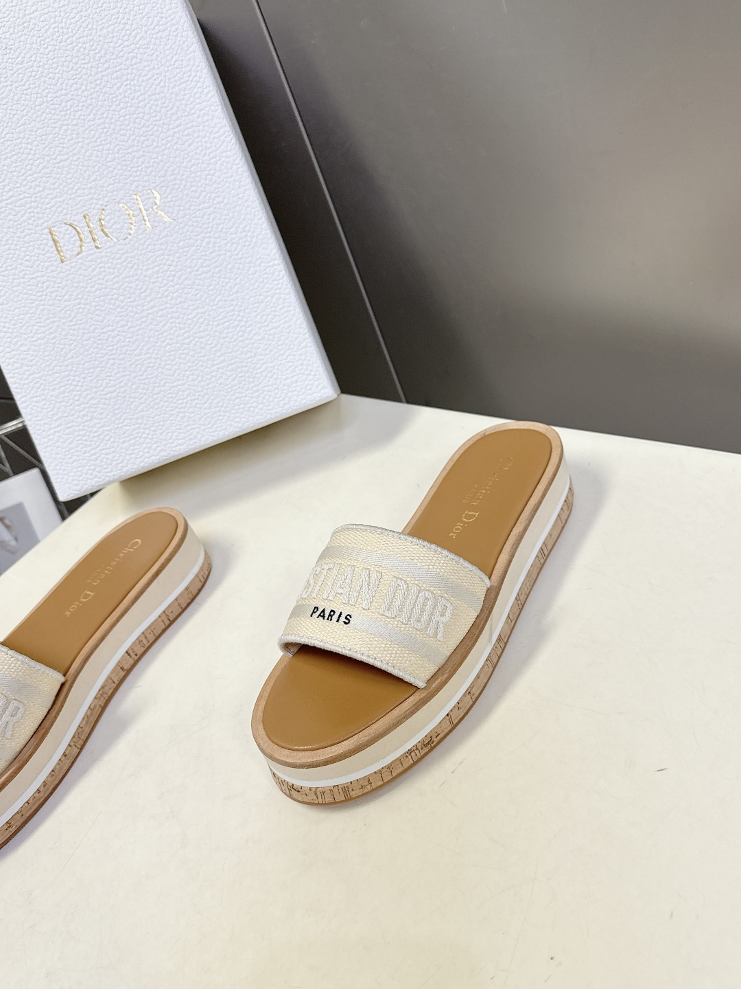 Dior迪奥春夏新款厚底拖鞋 CD字母logo立体刺绣厚底圆头露趾拖鞋 原版开发市面顶级版本，脚感柔软细