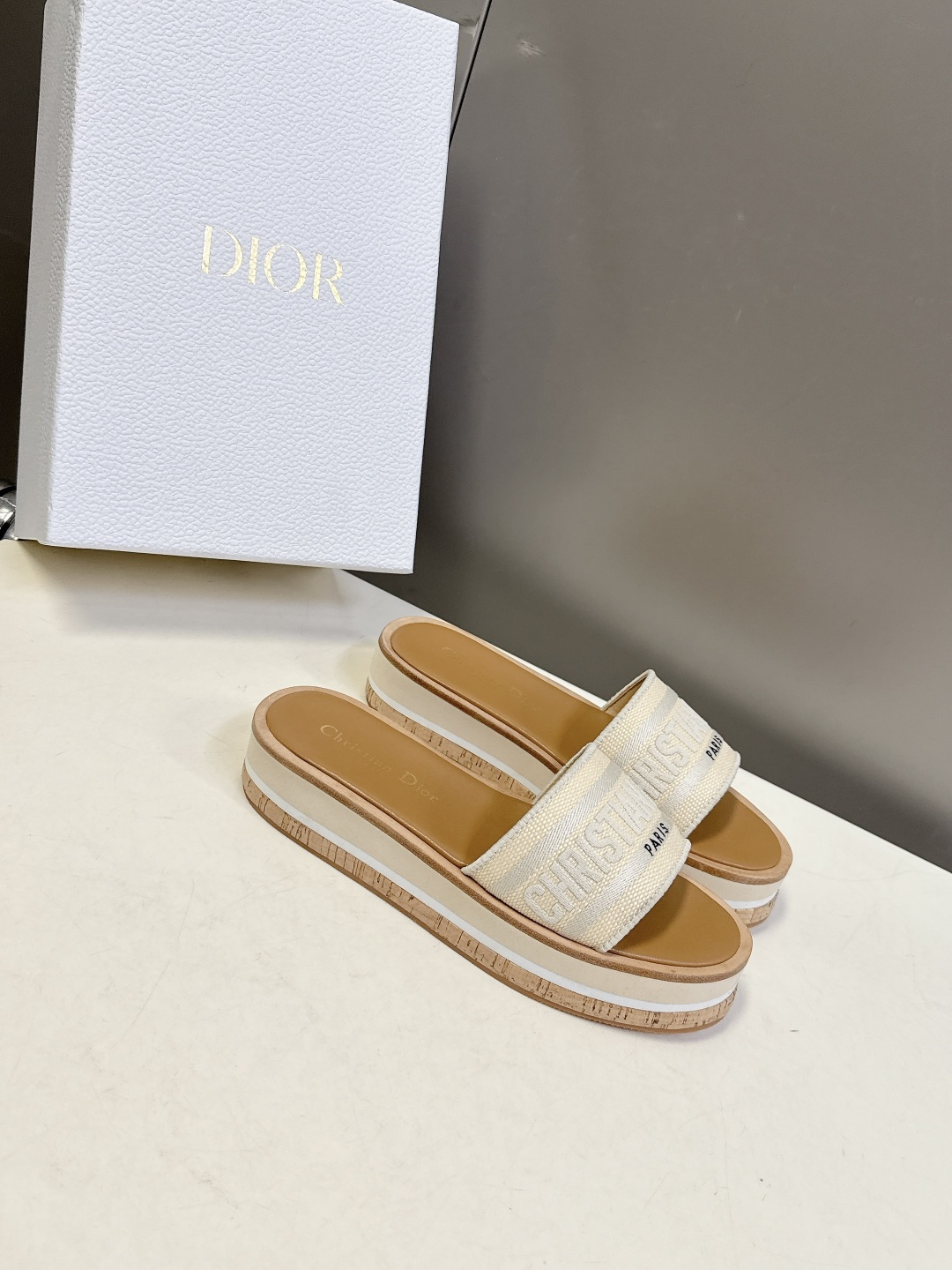 Dior迪奥春夏新款厚底拖鞋 CD字母logo立体刺绣厚底圆头露趾拖鞋 原版开发市面顶级版本，脚感柔软细