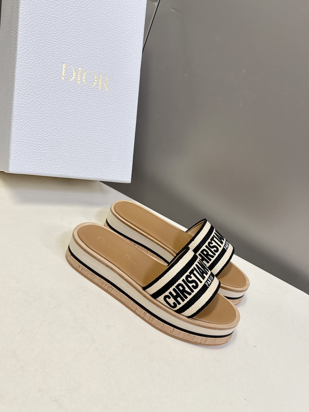 Dior迪奥春夏新款厚底拖鞋 CD字母logo立体刺绣厚底圆头露趾拖鞋 原版开发市面顶级版本，脚感柔软细
