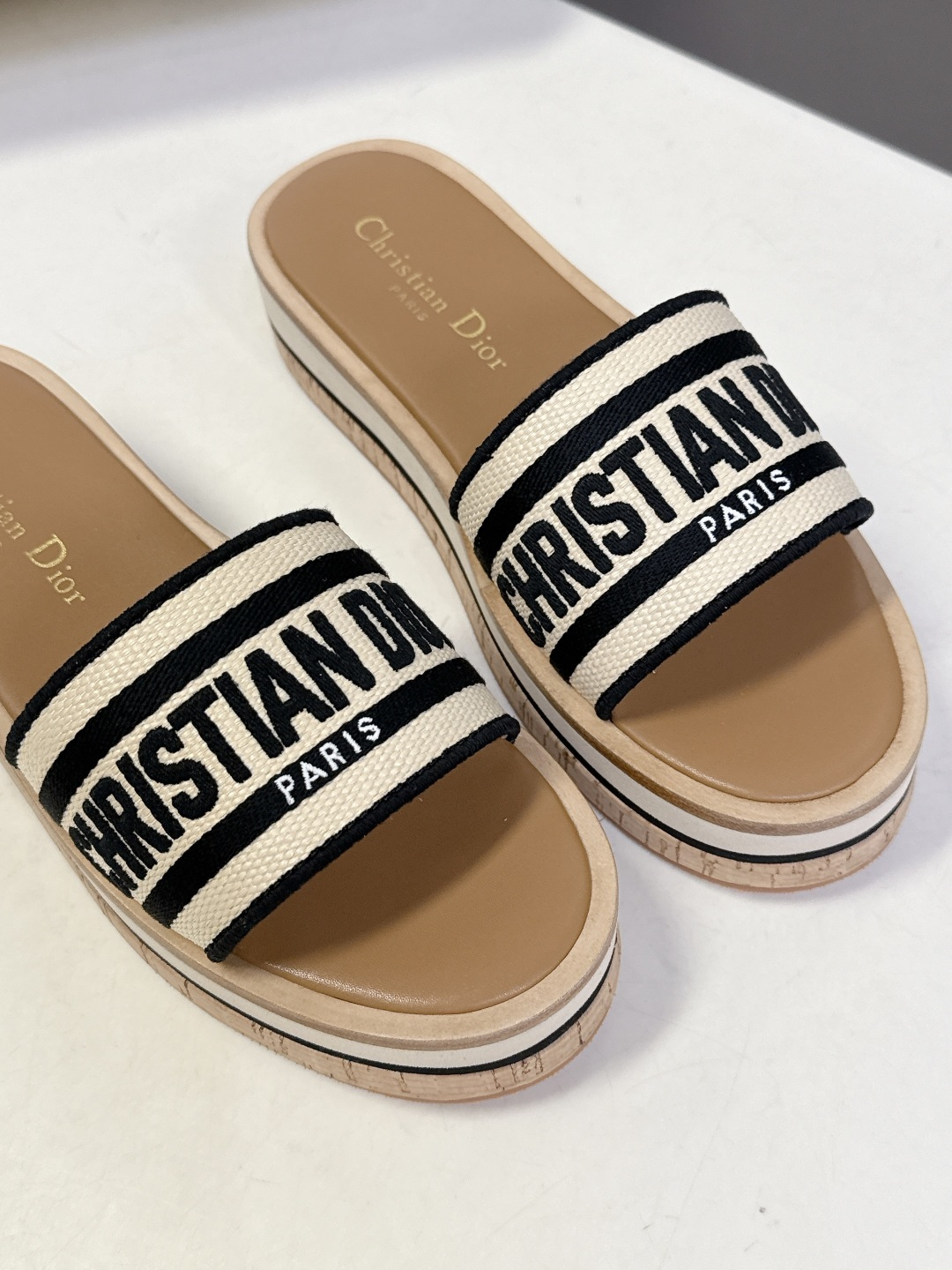 Dior迪奥春夏新款厚底拖鞋 CD字母logo立体刺绣厚底圆头露趾拖鞋 原版开发市面顶级版本，脚感柔软细