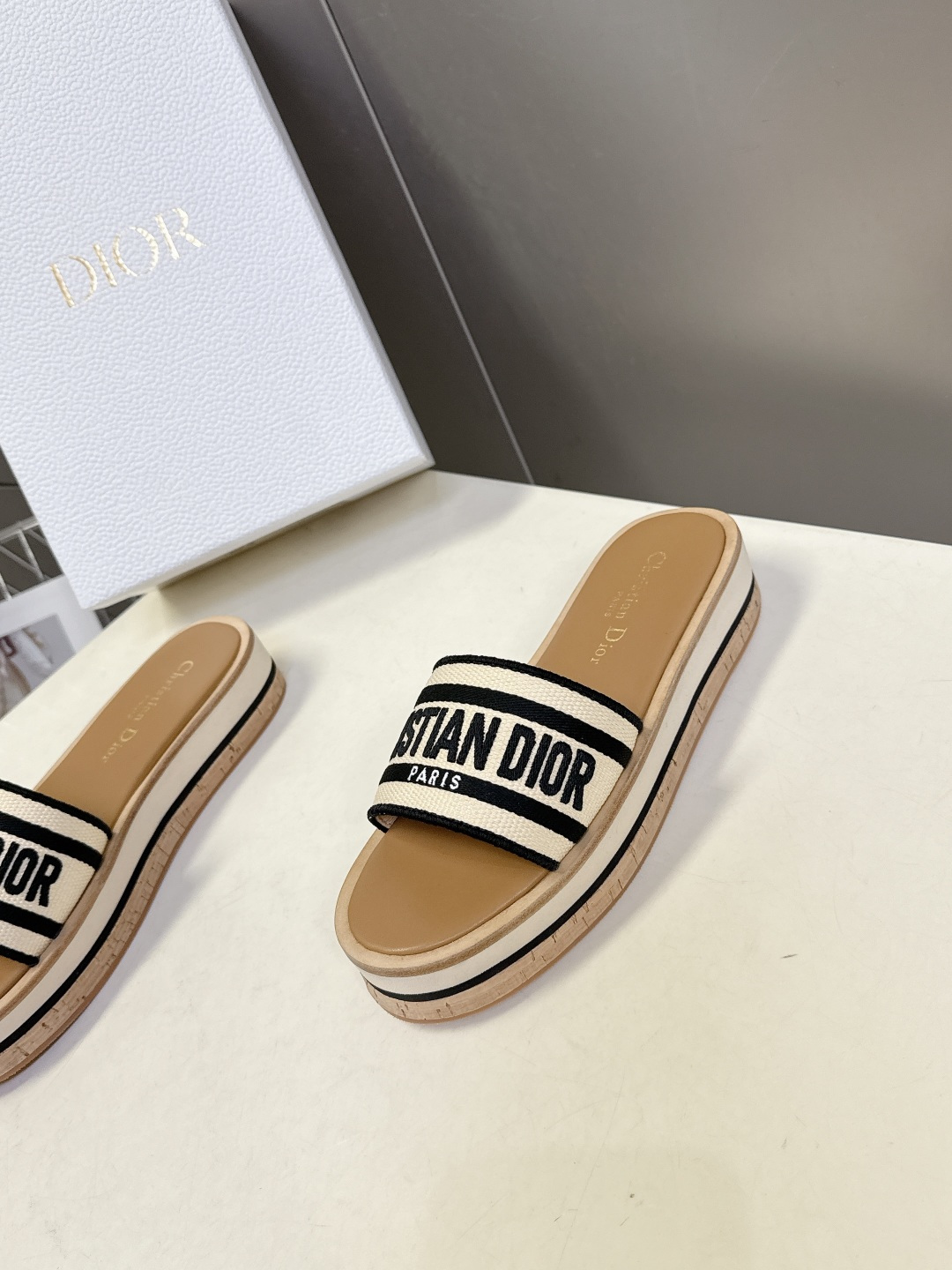 Dior迪奥春夏新款厚底拖鞋 CD字母logo立体刺绣厚底圆头露趾拖鞋 原版开发市面顶级版本，脚感柔软细