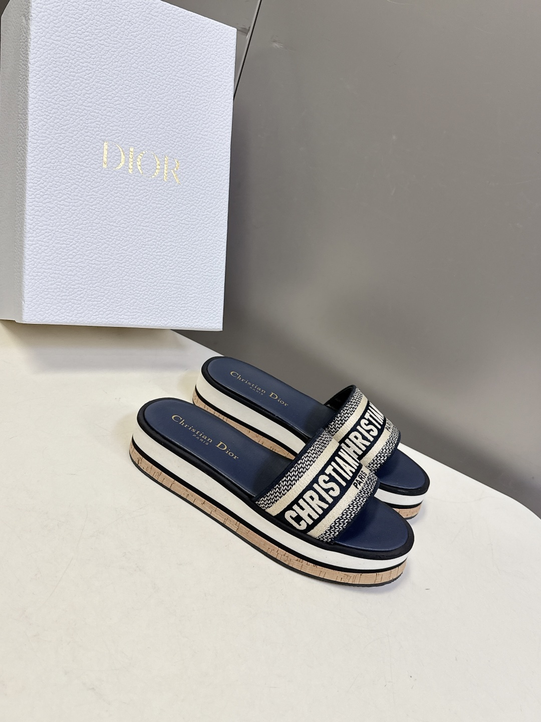 Dior迪奥春夏新款厚底拖鞋 CD字母logo立体刺绣厚底圆头露趾拖鞋 原版开发市面顶级版本，脚感柔软细