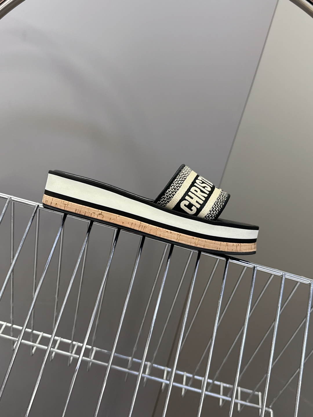 Dior迪奥春夏新款厚底拖鞋 CD字母logo立体刺绣厚底圆头露趾拖鞋 原版开发市面顶级版本，脚感柔软细