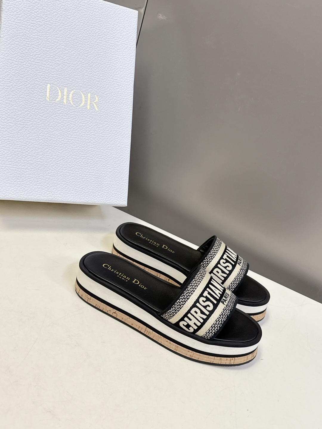 Dior迪奥春夏新款厚底拖鞋 CD字母logo立体刺绣厚底圆头露趾拖鞋 原版开发市面顶级版本，脚感柔软细
