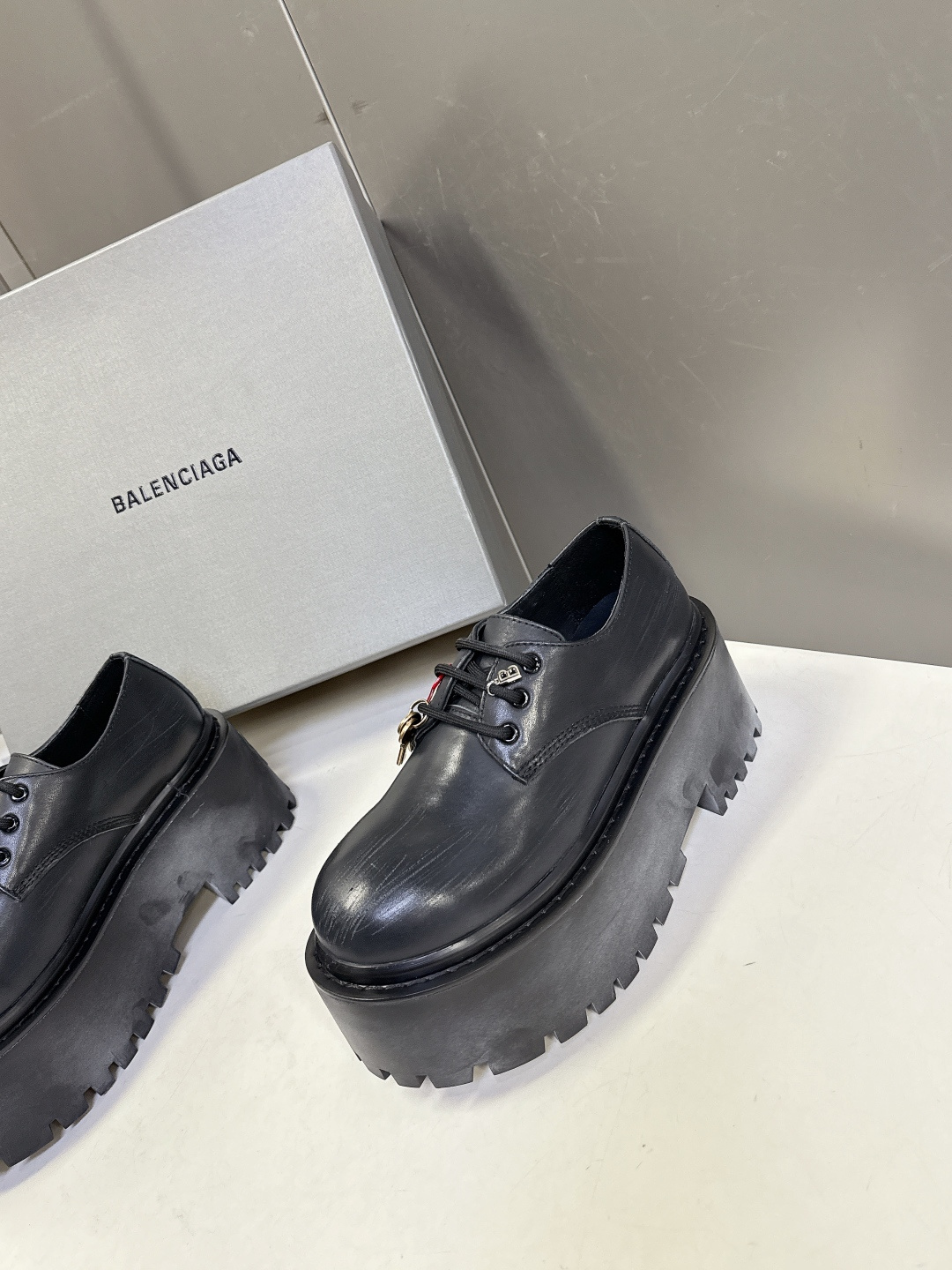 BALENCIAGA巴黎世家最新款STRIKE女士厚底皮鞋 短靴 超多明星时尚博主种草 复古工艺雾化做旧