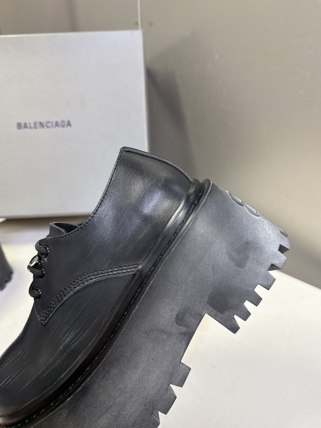 BALENCIAGA巴黎世家最新款STRIKE女士厚底皮鞋 短靴 超多明星时尚博主种草 复古工艺雾化做旧