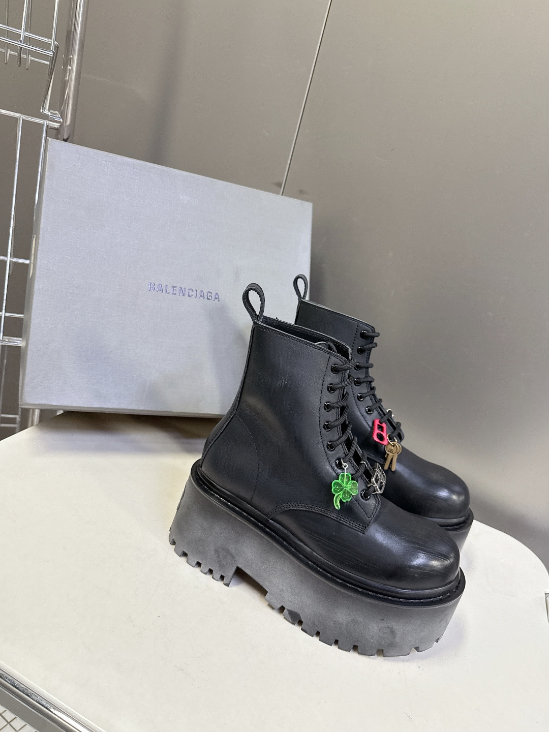 BALENCIAGA巴黎世家最新款STRIKE女士厚底皮鞋 短靴 超多明星时尚博主种草 复古工艺雾化做旧