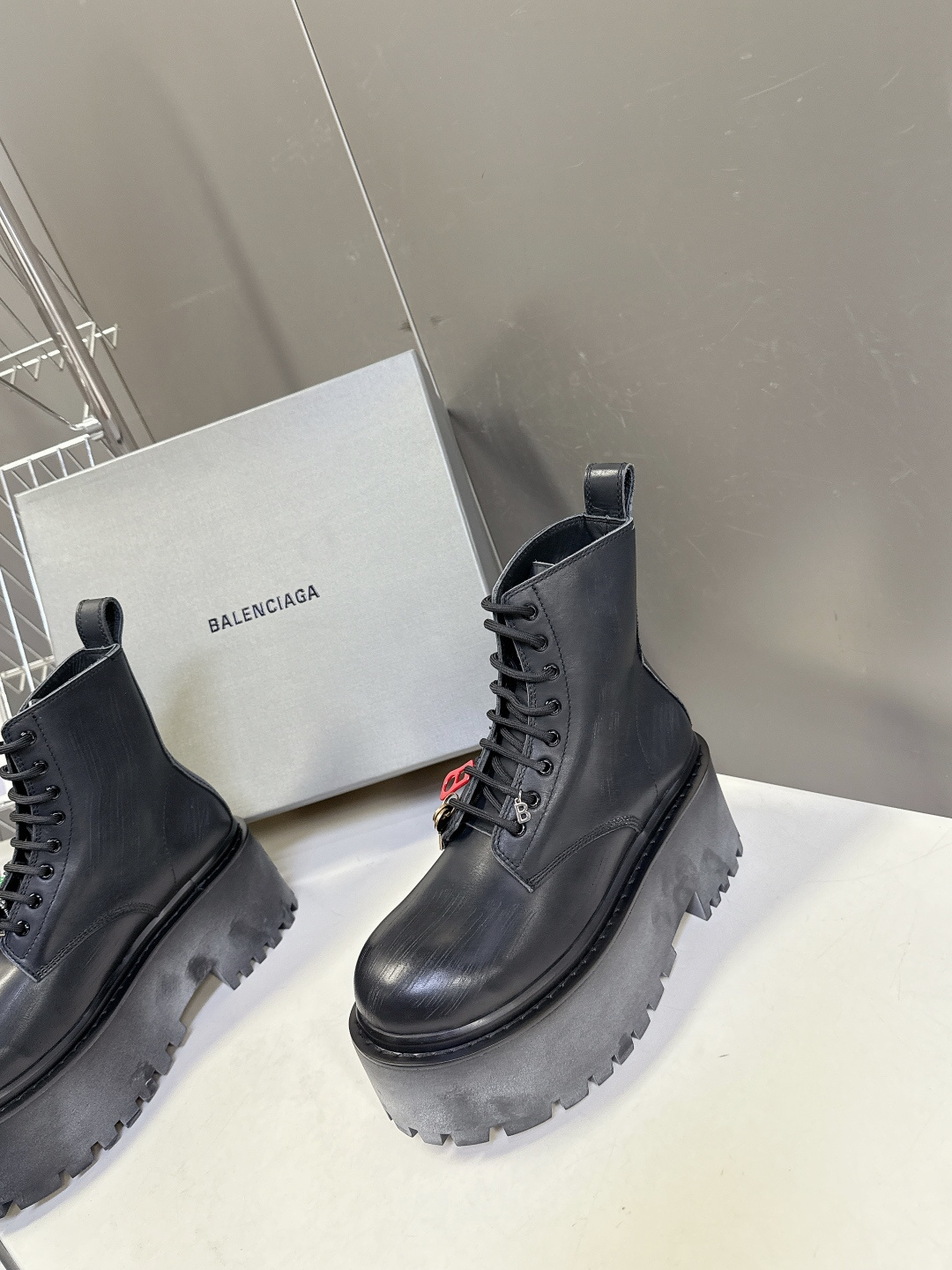 BALENCIAGA巴黎世家最新款STRIKE女士厚底皮鞋 短靴 超多明星时尚博主种草 复古工艺雾化做旧
