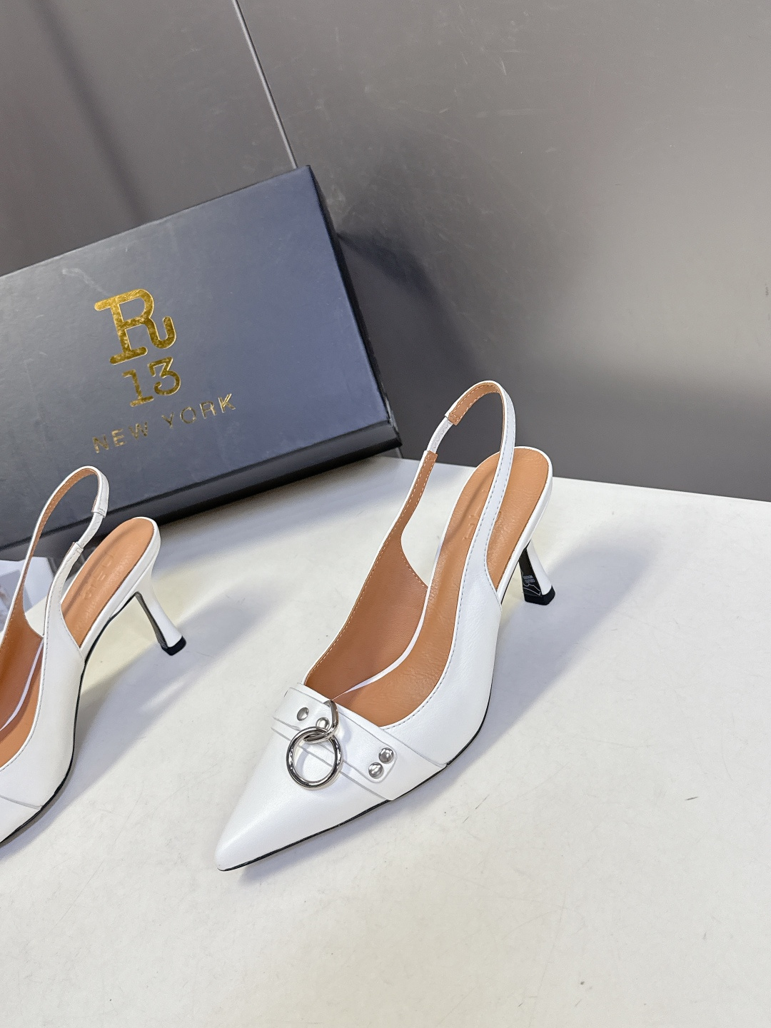 R13潮牌2026春夏最新走秀款时装鞋 超多明星网红种草 简易复古五金扣饰尖头时装鞋 ‮不‬‎会成‮鞋⁠