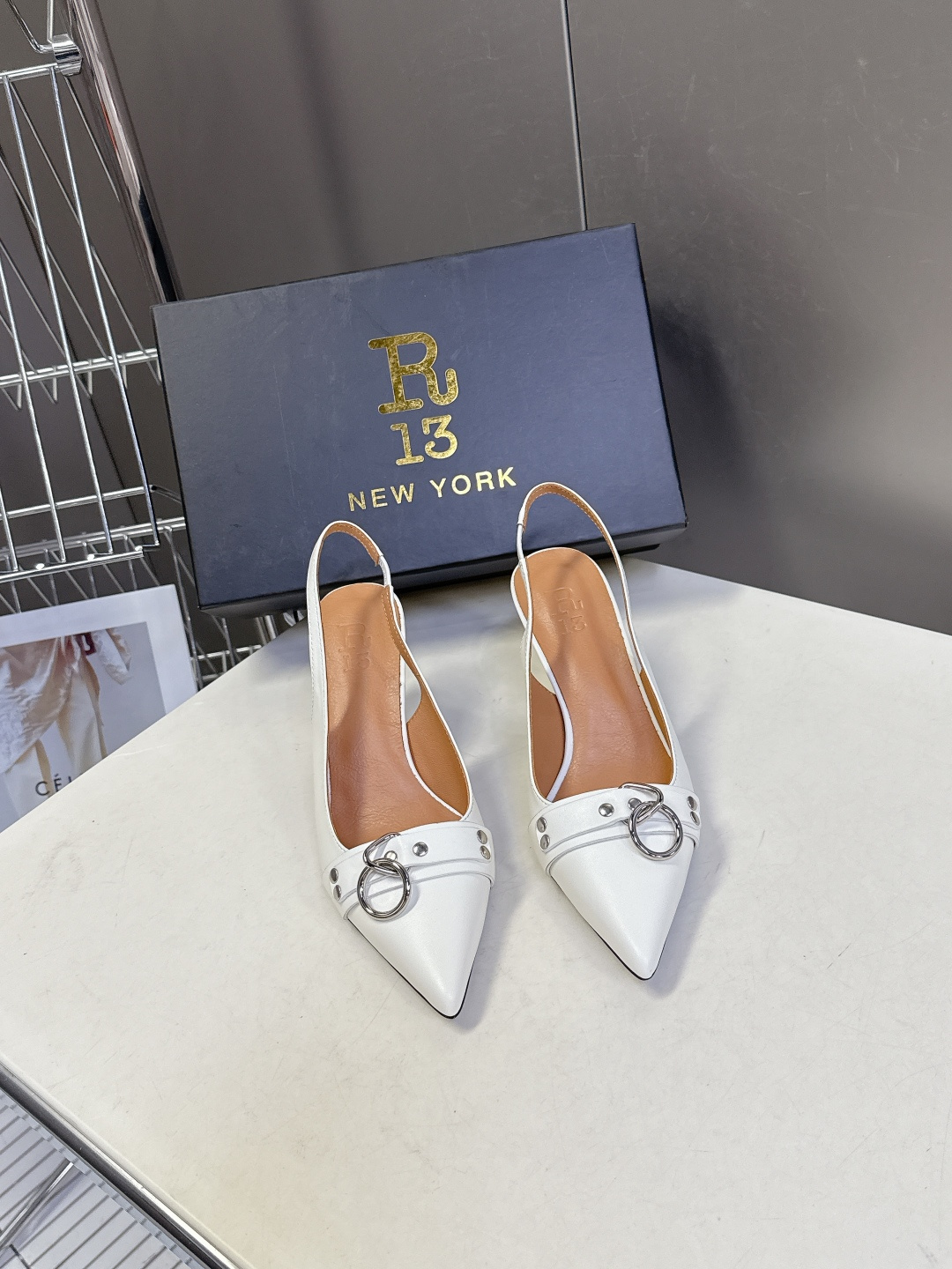 R13潮牌2026春夏最新走秀款时装鞋 超多明星网红种草 简易复古五金扣饰尖头时装鞋 ‮不‬‎会成‮鞋⁠