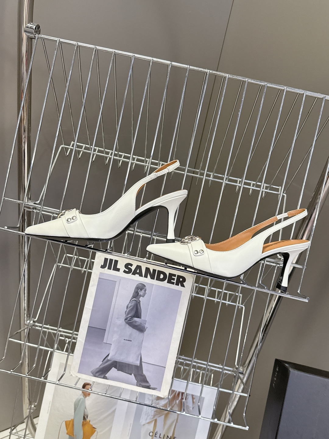 R13潮牌2026春夏最新走秀款时装鞋 超多明星网红种草 简易复古五金扣饰尖头时装鞋 ‮不‬‎会成‮鞋⁠