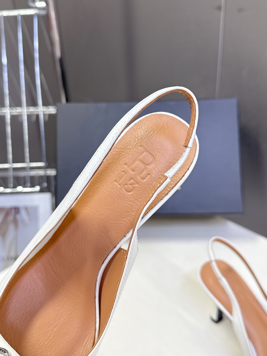 R13潮牌2026春夏最新走秀款时装鞋 超多明星网红种草 简易复古五金扣饰尖头时装鞋 ‮不‬‎会成‮鞋⁠