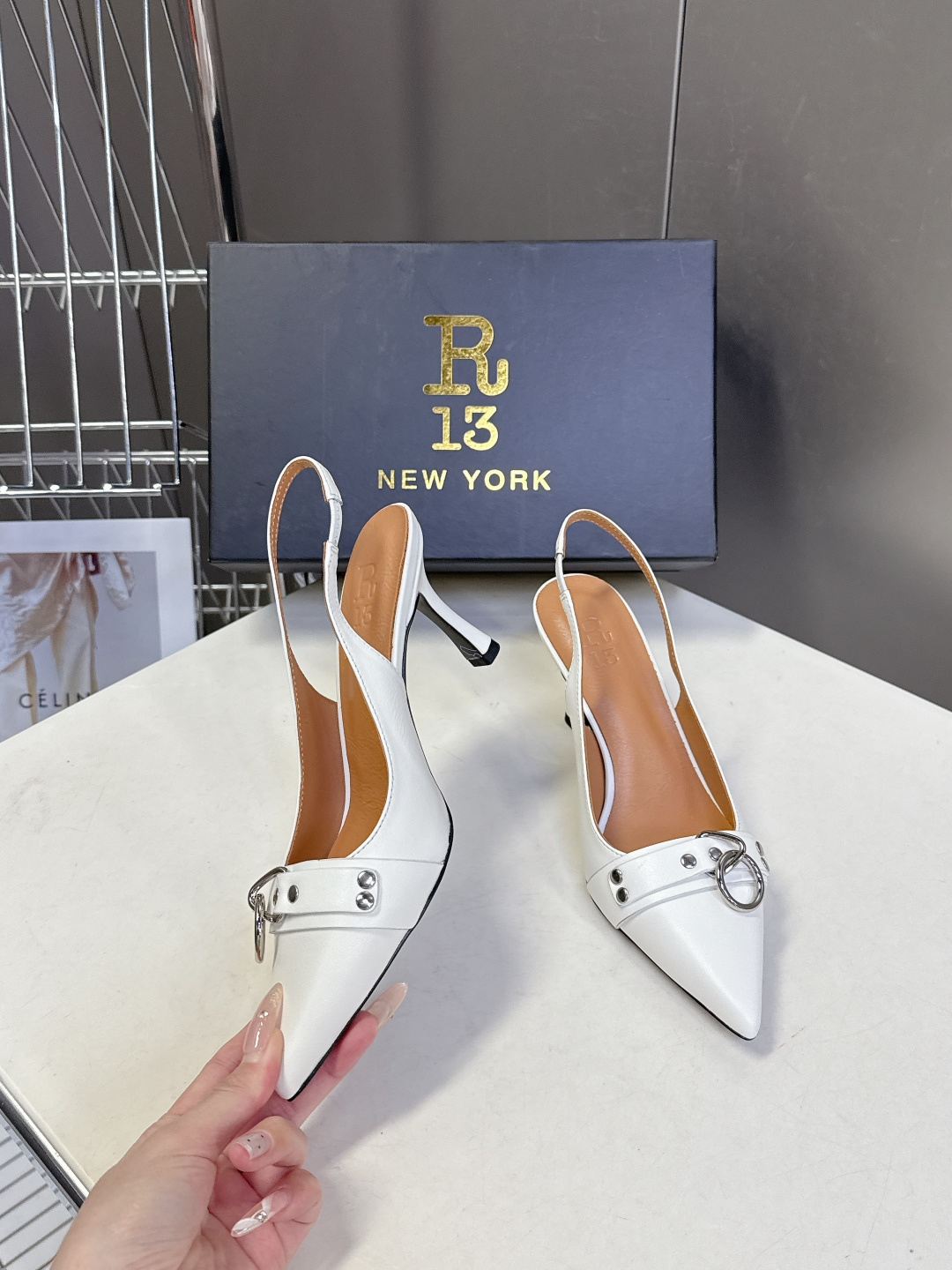 R13潮牌2026春夏最新走秀款时装鞋 超多明星网红种草 简易复古五金扣饰尖头时装鞋 ‮不‬‎会成‮鞋⁠