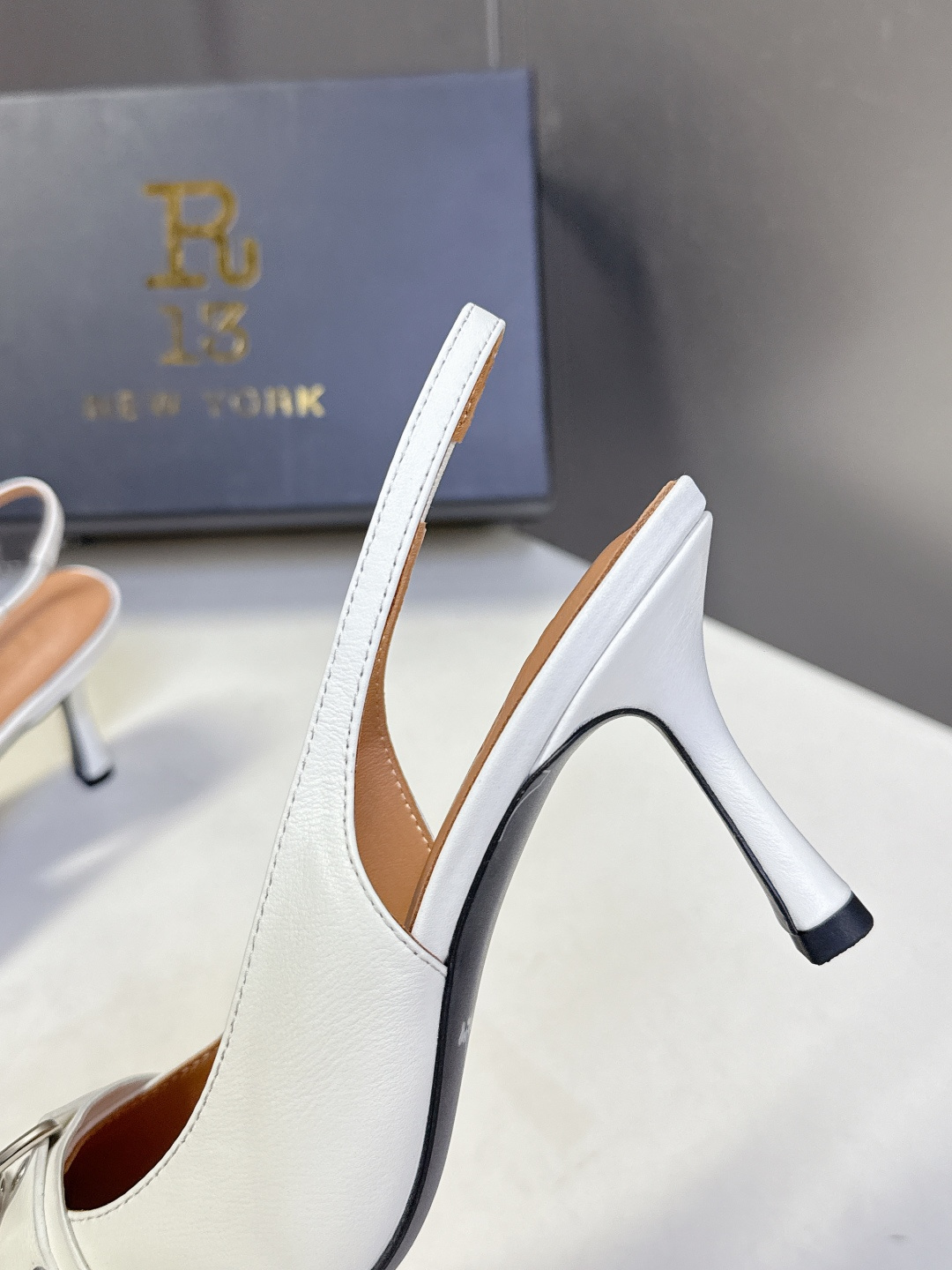 R13潮牌2026春夏最新走秀款时装鞋 超多明星网红种草 简易复古五金扣饰尖头时装鞋 ‮不‬‎会成‮鞋⁠