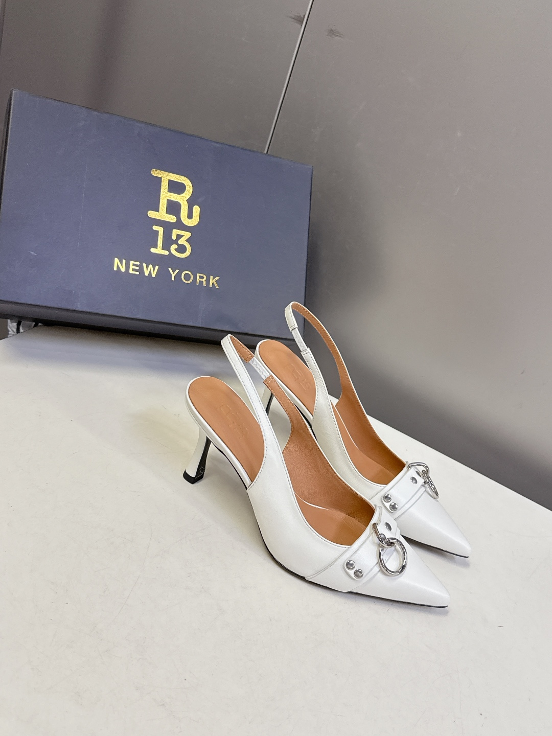 R13潮牌2026春夏最新走秀款时装鞋 超多明星网红种草 简易复古五金扣饰尖头时装鞋 ‮不‬‎会成‮鞋⁠