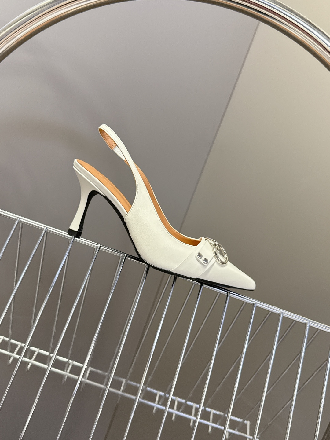 R13潮牌2026春夏最新走秀款时装鞋 超多明星网红种草 简易复古五金扣饰尖头时装鞋 ‮不‬‎会成‮鞋⁠