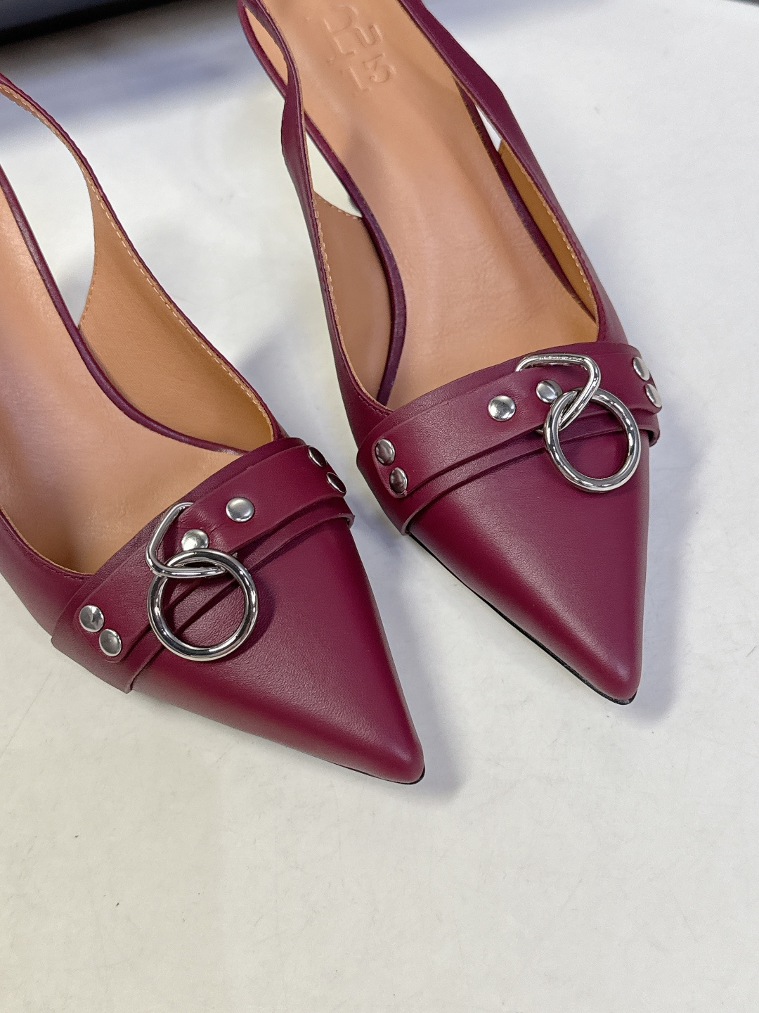 R13潮牌2026春夏最新走秀款时装鞋 超多明星网红种草 简易复古五金扣饰尖头时装鞋 ‮不‬‎会成‮鞋⁠