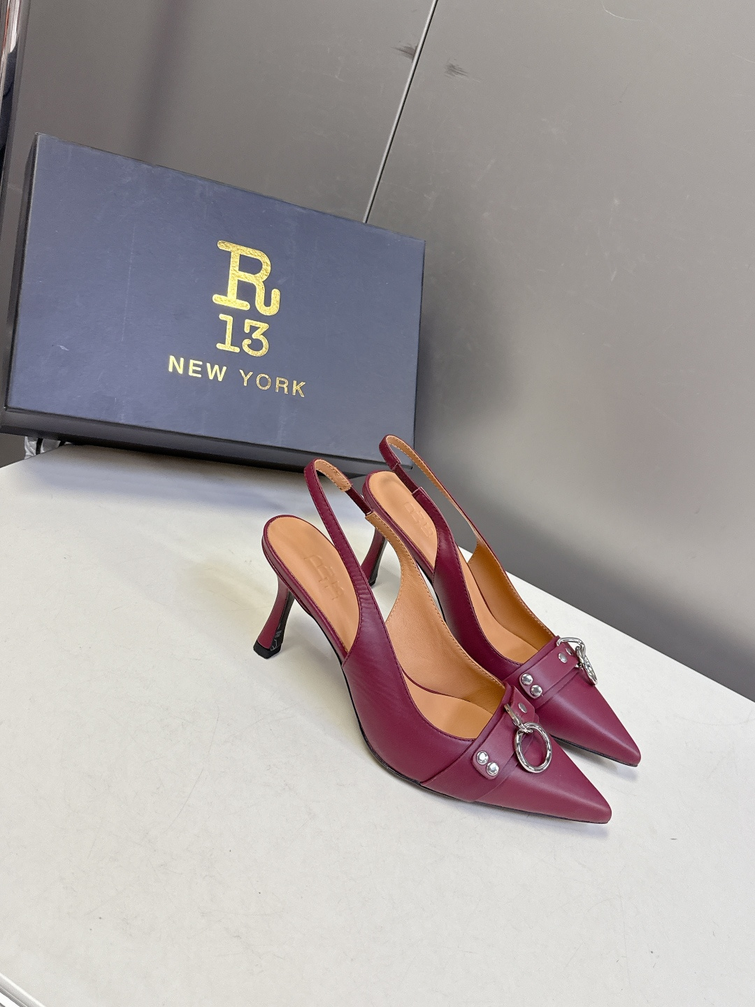 R13潮牌2026春夏最新走秀款时装鞋 超多明星网红种草 简易复古五金扣饰尖头时装鞋 ‮不‬‎会成‮鞋⁠