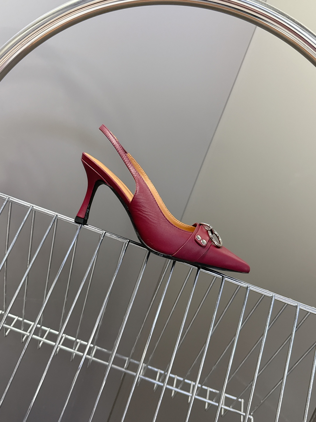 R13潮牌2026春夏最新走秀款时装鞋 超多明星网红种草 简易复古五金扣饰尖头时装鞋 ‮不‬‎会成‮鞋⁠