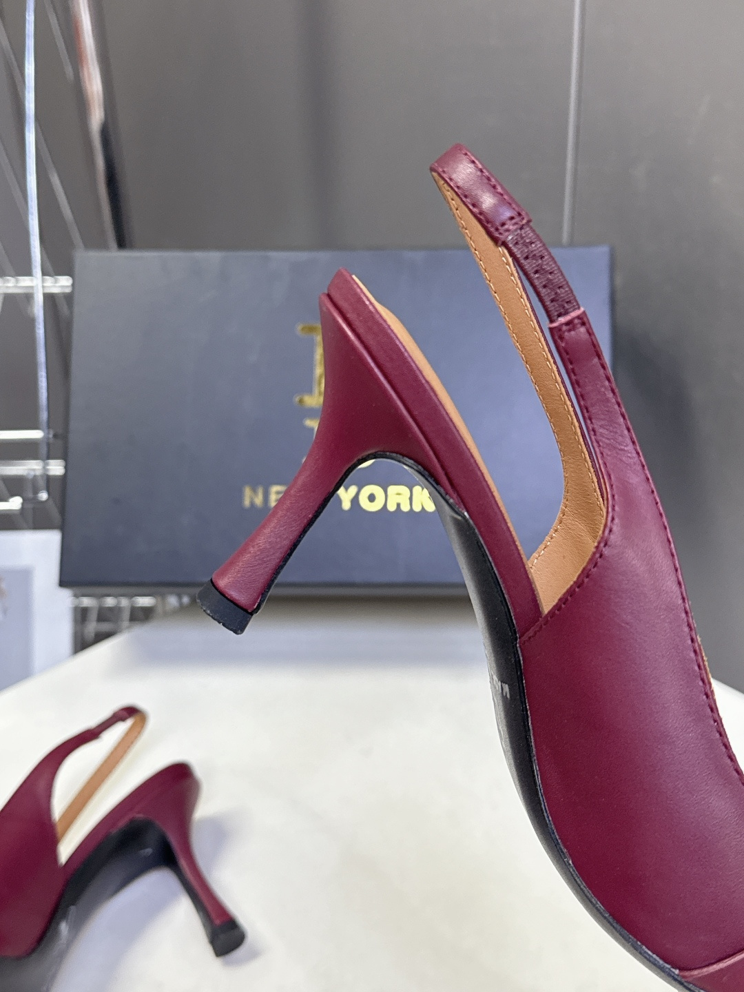 R13潮牌2026春夏最新走秀款时装鞋 超多明星网红种草 简易复古五金扣饰尖头时装鞋 ‮不‬‎会成‮鞋⁠