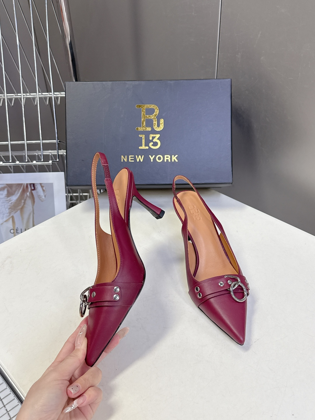 R13潮牌2026春夏最新走秀款时装鞋 超多明星网红种草 简易复古五金扣饰尖头时装鞋 ‮不‬‎会成‮鞋⁠