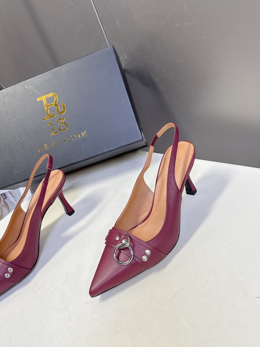 R13潮牌2026春夏最新走秀款时装鞋 超多明星网红种草 简易复古五金扣饰尖头时装鞋 ‮不‬‎会成‮鞋⁠