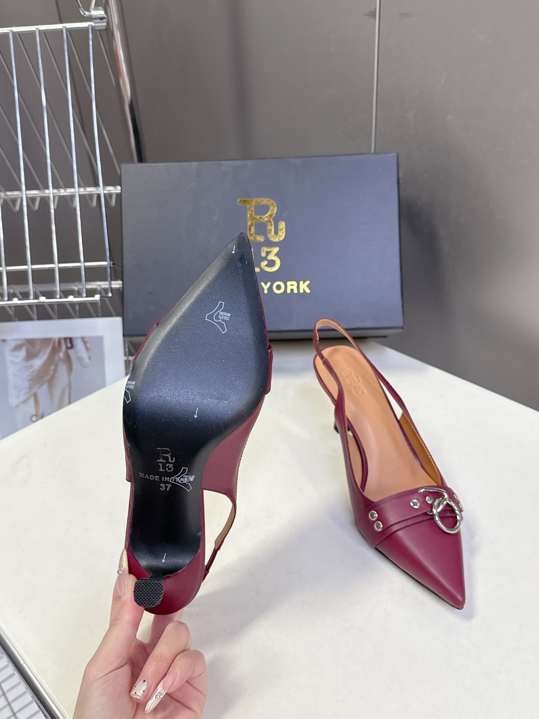 R13潮牌2026春夏最新走秀款时装鞋 超多明星网红种草 简易复古五金扣饰尖头时装鞋 ‮不‬‎会成‮鞋⁠