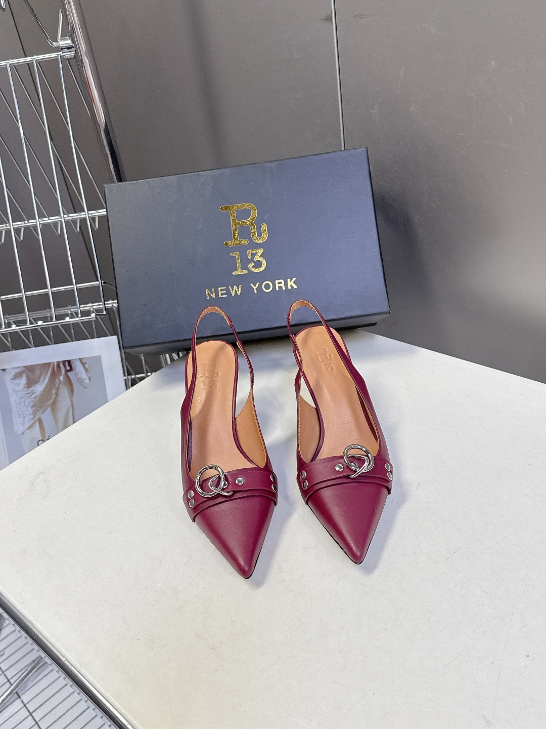 R13潮牌2026春夏最新走秀款时装鞋 超多明星网红种草 简易复古五金扣饰尖头时装鞋 ‮不‬‎会成‮鞋⁠