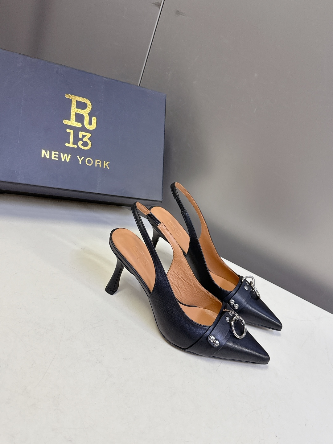R13潮牌2026春夏最新走秀款时装鞋 超多明星网红种草 简易复古五金扣饰尖头时装鞋 ‮不‬‎会成‮鞋⁠