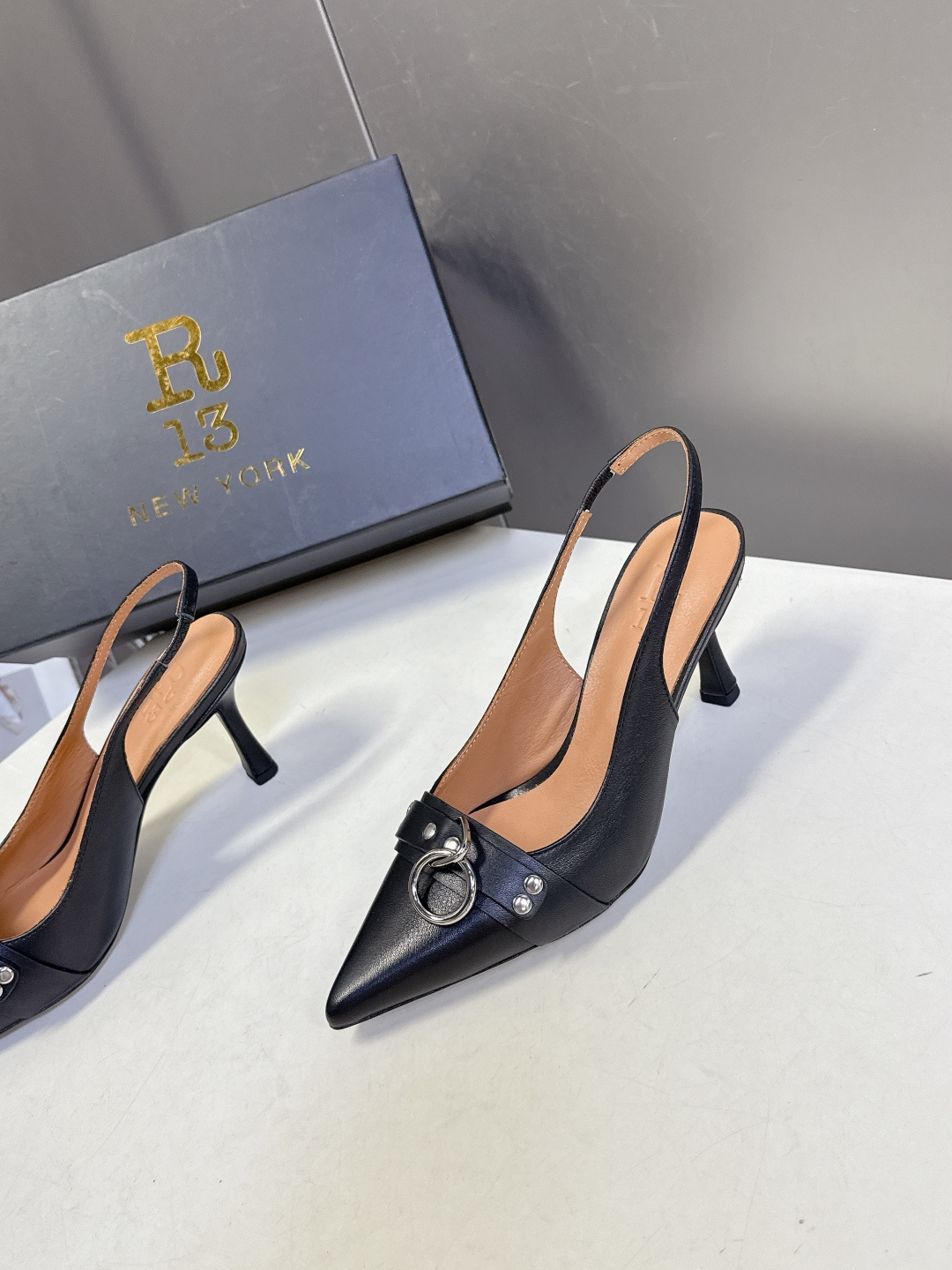 R13潮牌2026春夏最新走秀款时装鞋 超多明星网红种草 简易复古五金扣饰尖头时装鞋 ‮不‬‎会成‮鞋⁠