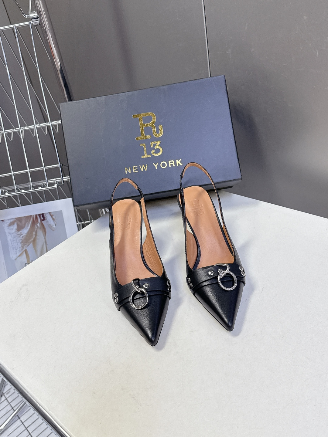 R13潮牌2026春夏最新走秀款时装鞋 超多明星网红种草 简易复古五金扣饰尖头时装鞋 ‮不‬‎会成‮鞋⁠