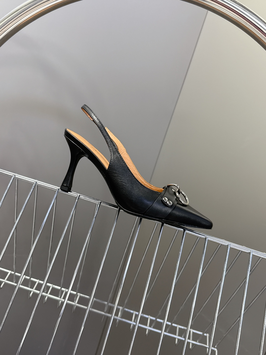 R13潮牌2026春夏最新走秀款时装鞋 超多明星网红种草 简易复古五金扣饰尖头时装鞋 ‮不‬‎会成‮鞋⁠