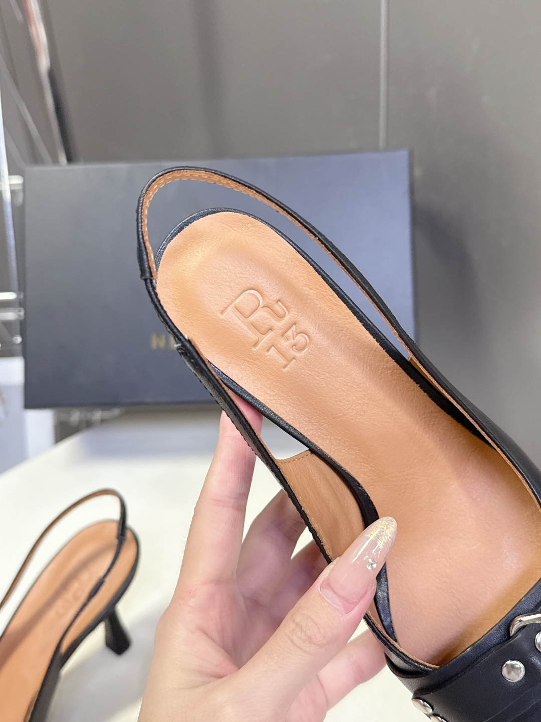 R13潮牌2026春夏最新走秀款时装鞋 超多明星网红种草 简易复古五金扣饰尖头时装鞋 ‮不‬‎会成‮鞋⁠