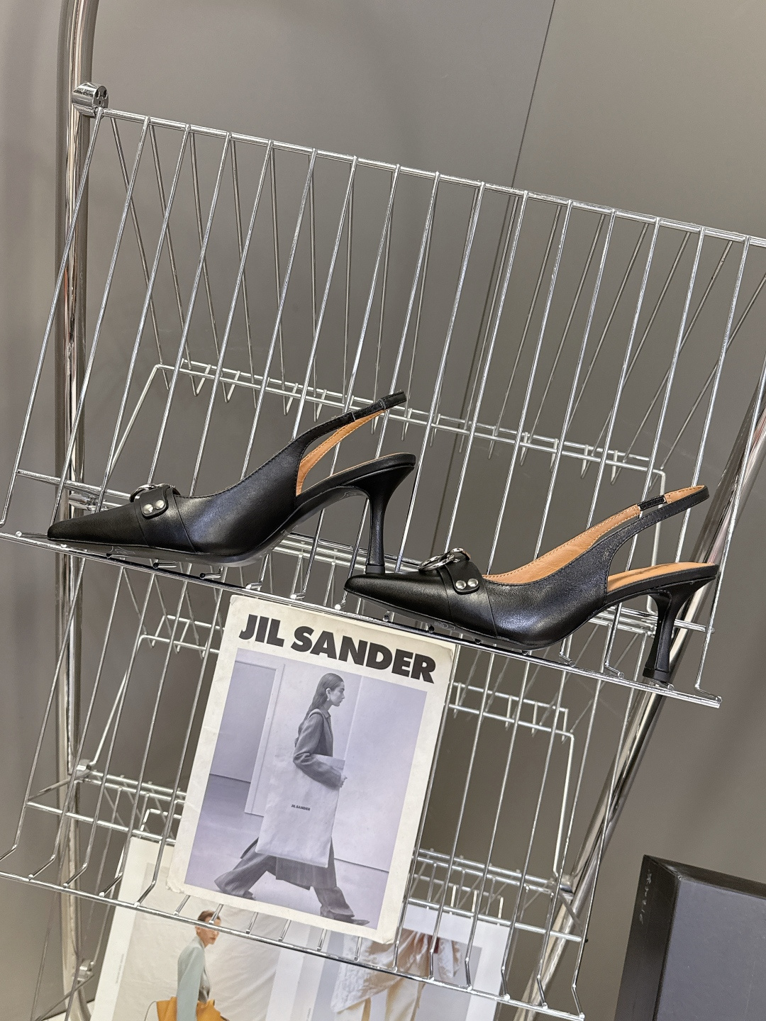 R13潮牌2026春夏最新走秀款时装鞋 超多明星网红种草 简易复古五金扣饰尖头时装鞋 ‮不‬‎会成‮鞋⁠