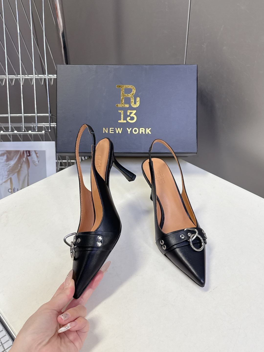 R13潮牌2026春夏最新走秀款时装鞋 超多明星网红种草 简易复古五金扣饰尖头时装鞋 ‮不‬‎会成‮鞋⁠