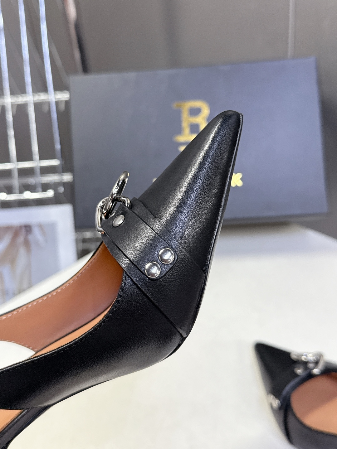 R13潮牌2026春夏最新走秀款时装鞋 超多明星网红种草 简易复古五金扣饰尖头时装鞋 ‮不‬‎会成‮鞋⁠