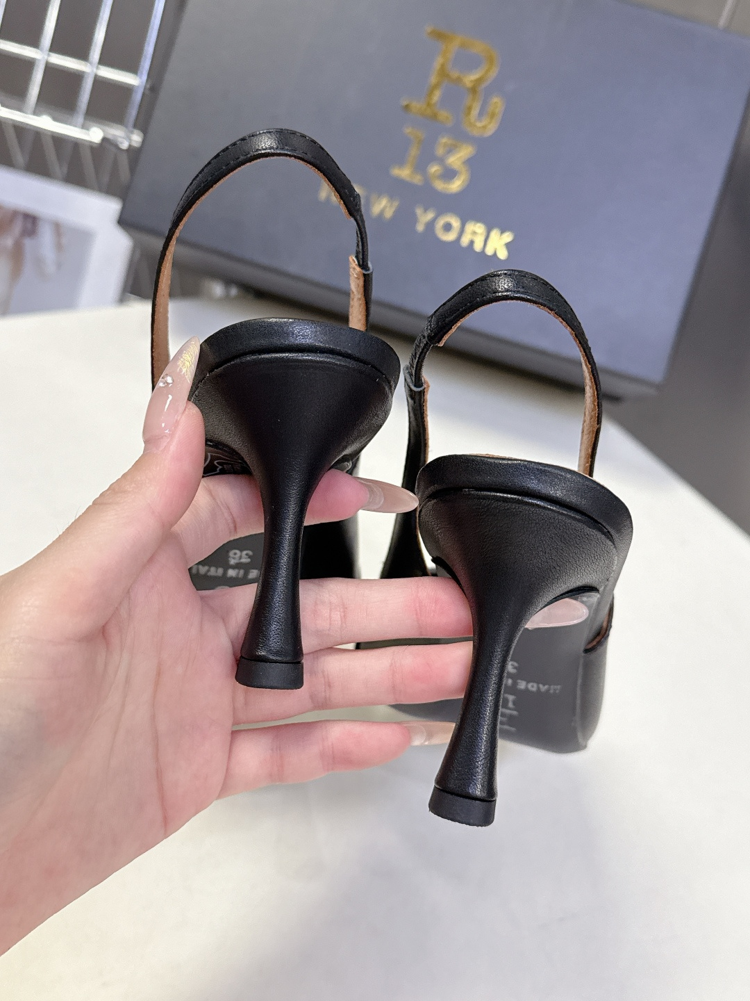 R13潮牌2026春夏最新走秀款时装鞋 超多明星网红种草 简易复古五金扣饰尖头时装鞋 ‮不‬‎会成‮鞋⁠