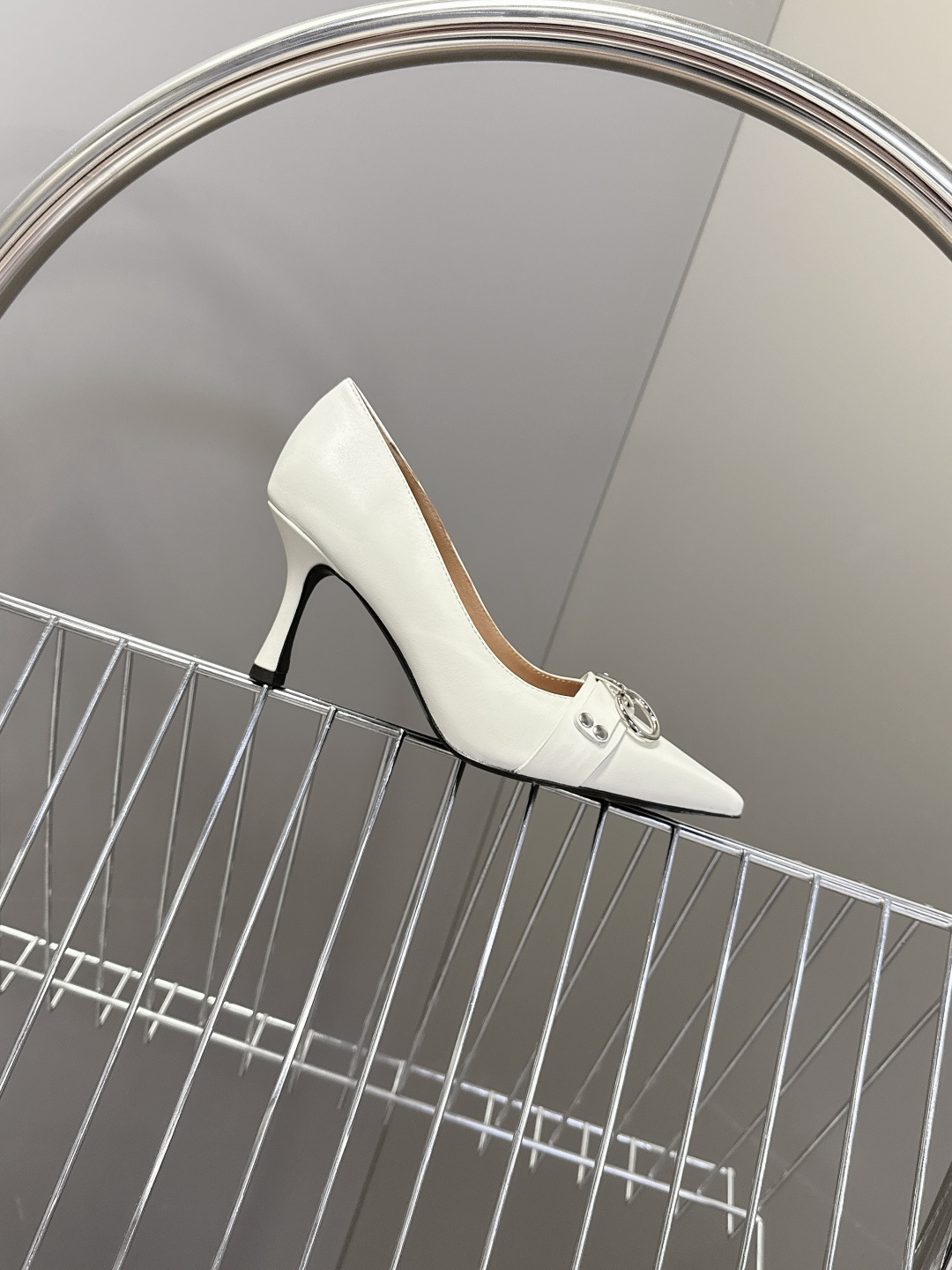 R13潮牌2026春夏最新走秀款时装鞋 超多明星网红种草 简易复古五金扣饰尖头时装鞋 ‮不‬‎会成‮鞋⁠