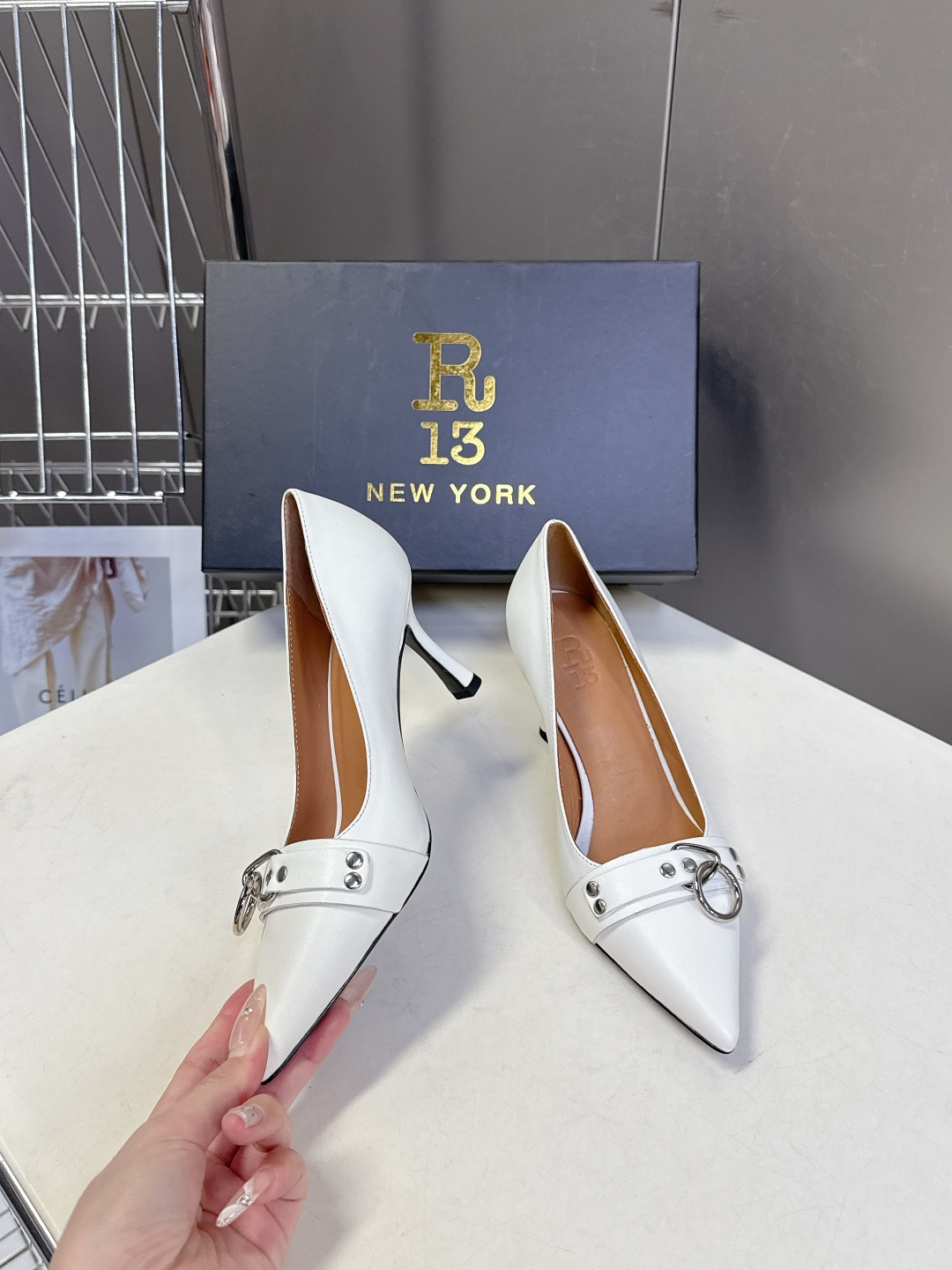R13潮牌2026春夏最新走秀款时装鞋 超多明星网红种草 简易复古五金扣饰尖头时装鞋 ‮不‬‎会成‮鞋⁠