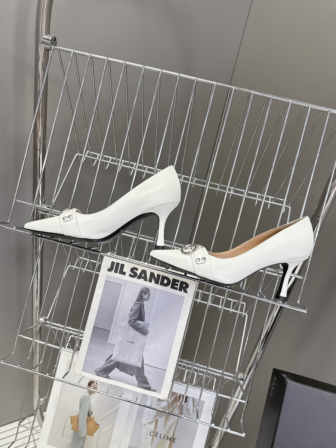 R13潮牌2026春夏最新走秀款时装鞋 超多明星网红种草 简易复古五金扣饰尖头时装鞋 ‮不‬‎会成‮鞋⁠