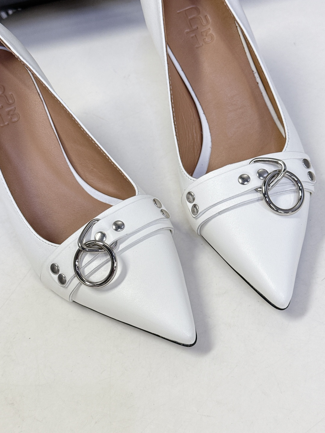 R13潮牌2026春夏最新走秀款时装鞋 超多明星网红种草 简易复古五金扣饰尖头时装鞋 ‮不‬‎会成‮鞋⁠