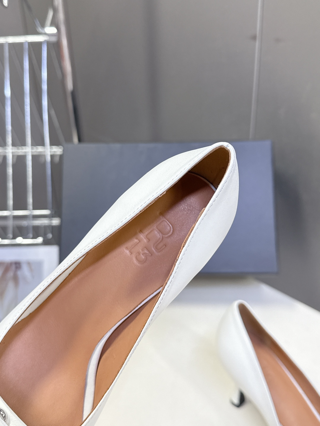 R13潮牌2026春夏最新走秀款时装鞋 超多明星网红种草 简易复古五金扣饰尖头时装鞋 ‮不‬‎会成‮鞋⁠